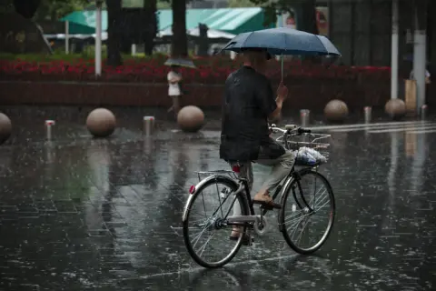 自転車で「傘さし運転」をしていたら警察に止められた！「青切符」の対象になって「5000円」の反則金を取られるって本当ですか？
