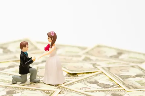 娘の結婚祝いに「20万円」を包んだところ、後日妻から「相手の親は50万円だったらしい」と聞いて焦り…。わが家だけ少ないと失礼になるでしょうか？