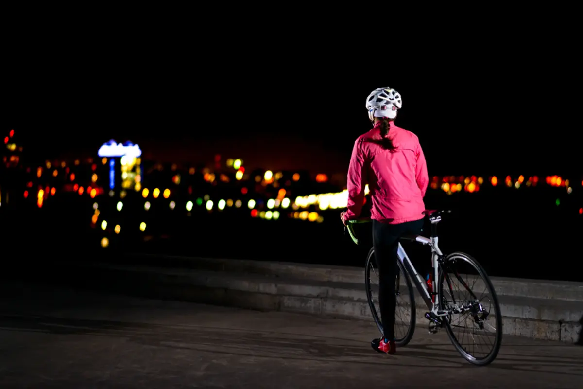夜間、自転車のライトが壊れたまま走っていたら警察に呼び止められました。無灯火も「青切符」の対象で罰金を取られるのでしょうか？