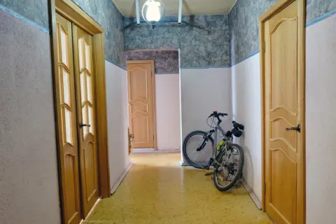 アパートの共用廊下に子どもの自転車を置いていたら、管理会社から「撤去費用を請求する」と警告の電話が！このような依頼に正当性はあるのでしょうか？