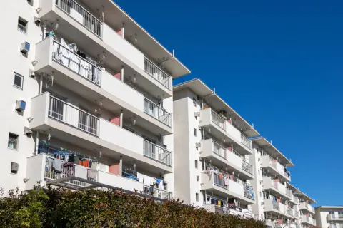 都営住宅の名義人だった父が亡くなり、同居していた母が1人残されました。母は「住み慣れた家を出たくない」と言いますが、相続人であればそのまま住み続けられるのでしょうか？