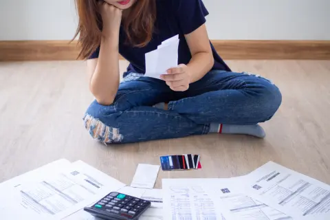 夫が病気で働けず、収入が途絶えました。生活保護は「最後の手段」だと思っていましたが、借金があっても申請できるのでしょうか？