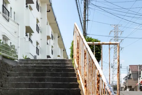 公営住宅に住む母の家に、失業した兄が“居候”しています。数ヶ月でも届け出をしないと問題になりますか？