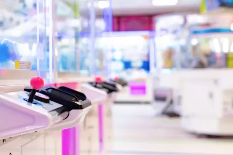 クレーンゲームで「3000円」使ったところで、後ろの人に「長く遊ぶなら先に代わってくれません？」と言われた！“景品が取れたら交代”が常識ですし、代わる必要ないですよね？ ゲームセンターのマナーとは