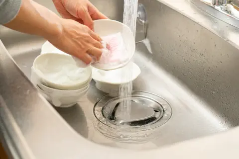 夫が洗い物の際「汚れがよく落ちるから」と毎回“お湯”を使うけど、光熱費が気になる！「1回10分×3回」だと、水道代とガス代はいくらかかりますか？「水だけの場合」と比較