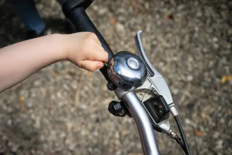 自転車で歩行者の横を通り過ぎる時、ベル（警音器）を「チリチリ」鳴らしてどかしました。友人から「その行為は法律違反になるかもよ」と言われたのですが本当ですか？