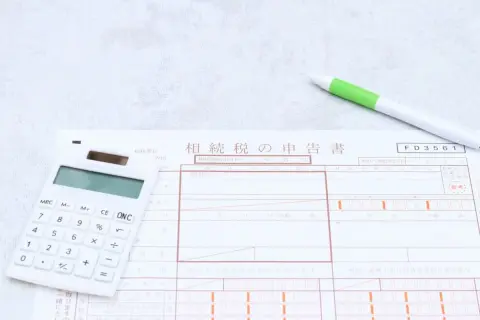 父が亡くなり、預貯金と自宅を合わせて「2億円」ほど相続することになりました。母は「配偶者だから相続税はかからない」と言いますが、本当に申告しなくてもよいのでしょうか？
