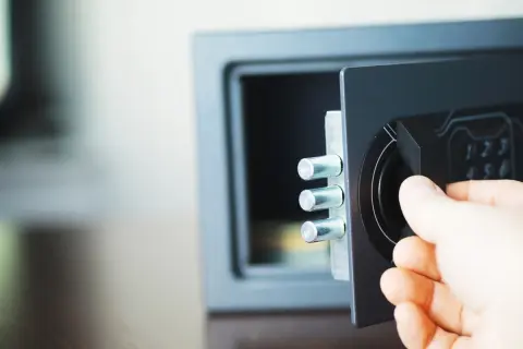 災害に備えて「現金200万円」を自宅の金庫で保管。もし火事で燃えたり泥棒に入られたりしても、1円も戻ってこないのでしょうか…？ 備えのつもりが全財産を失うかもと恐怖です。安全な保管方法を解説！