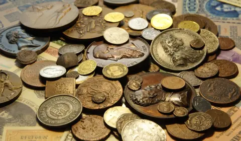 天皇陛下御在位60年記念の「10万円金貨」を持っています。金の価格が高騰している今、溶かして売ったほうが10万円以上になるって本当？