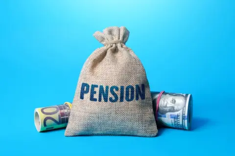 65歳で夫は「年金15万円」私は「7万円」受け取っています。もし夫が死亡した場合「遺族年金」はいくら支給されますか？ 私の年金と“貯金1000万円”で暮らしていけるでしょうか？