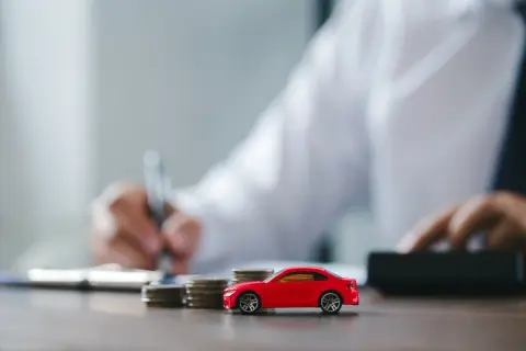 “13年落ち”の軽自動車に乗っています。妻は「まだ乗れるのに買い替えるのはもったいない」と言いますが、古い車は税金が高くなると聞いて不安…。新車に買い替える場合と比べてどちらが得なのでしょうか？