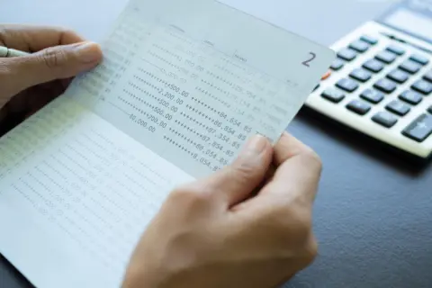 父が急死し、母が「お葬式代だから」と父の口座から“200万円”を引き出し！ 口座凍結前だと「違法・脱税」になりませんか？ 急いで現金を引き出すリスクを確認