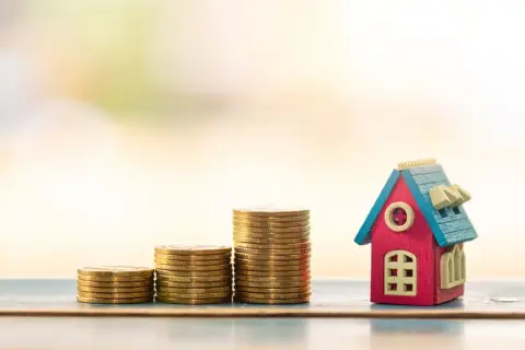 45歳で住宅ローン残高は「1500万円」。ボーナスで貯まった「100万円」を一部繰り上げ返済するのと、NISAで運用するのでは、将来的にどちらが得なのでしょうか？