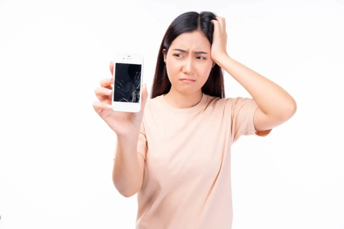 電車のホームで人にぶつかられ、スマホを落として液晶がバキバキに…。このような場合、相手に弁償を求めて良いものでしょうか？