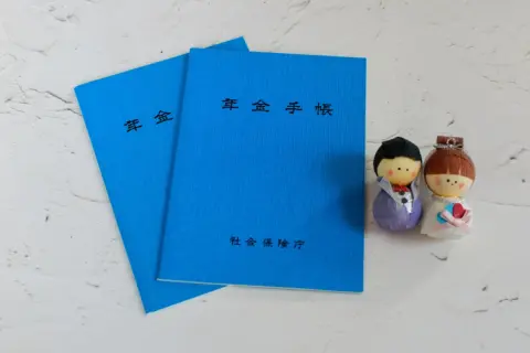 国民年金を「満額」受け取れる人は“4割”しかいないって本当？ 学生時代に「2年間」未納期間があるのですが、将来の年金額はどれだけ減るのでしょうか？