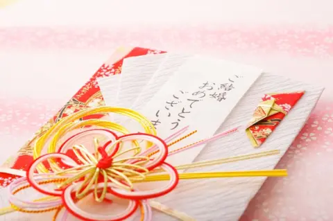 いとこの結婚式で「ご祝儀5万円」包んだのに、私の結婚式には「欠席・お祝いなし」でショック！ かなり非常識に感じますが、親戚だからこそ「もらいっぱなしはマナー違反」と教えるべきですか？