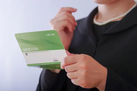 一人暮らしだった父が亡くなった後、父の口座に年金が振り込まれていました。このお金はそのまま受け取れるのでしょうか？ それとも返金が必要になるのでしょうか？
