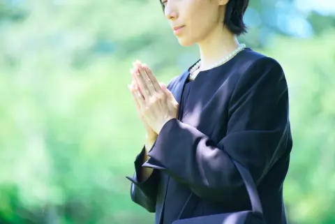 夫が亡くなり、未成年の子どもが3人。遺族基礎年金には「子の加算」があると聞きましたが、子どもが18歳を過ぎたらガクッと減ってしまうのでしょうか？頼みの綱を奪われるかもと思うと不安です