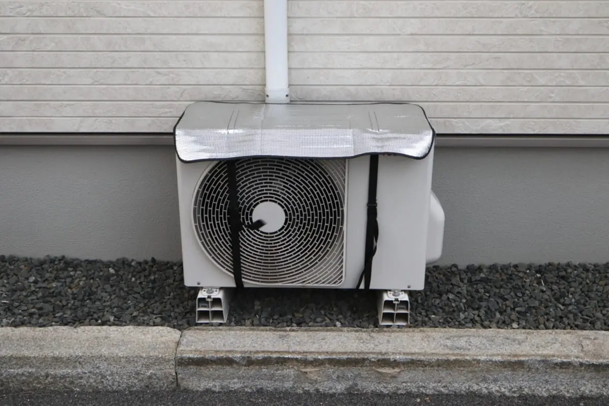 節電のため「室外機に日よけカバー」を付けて失敗！“吹き出し口”が塞がれ「修理代10万円」払うことに!? 大手メーカーも推奨してるのにナゼ？ NGな使い方を確認