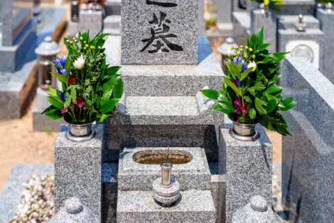 “墓じまい”の検討中、息子は「俺が面倒見るよ」と言いますが…「墓参り年4回・お寺との付き合い・維持費年3万円」を“独身の息子”に任せるのは不安です。やはり自分の代で墓じまいすべきでしょうか？