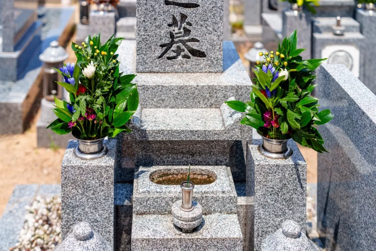“墓じまい”の検討中、息子は「俺が面倒見るよ」と言いますが…「墓参り年4回・お寺との付き合い・維持費年3万円」を“独身の息子”に任せるのは不安です。やはり自分の代で墓じまいすべきでしょうか？