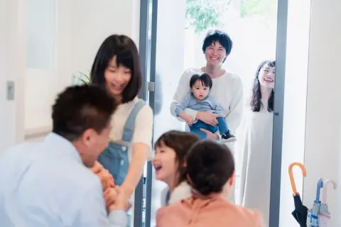 夏休みに子ども2人を連れて実家へ帰省予定です。交通費だけで「6万円」かかりますが、母から「食費も上がっている」とチクリ…。滞在中の生活費も渡すべきでしょうか？