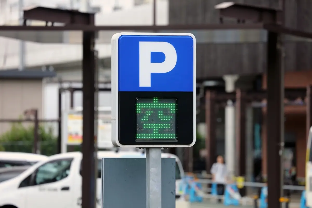 花火大会へ車で行こうと思い駐車場を探したら、「最大料金なし」の表示が……長時間停めると駐車料金はいくらになるのでしょうか？
