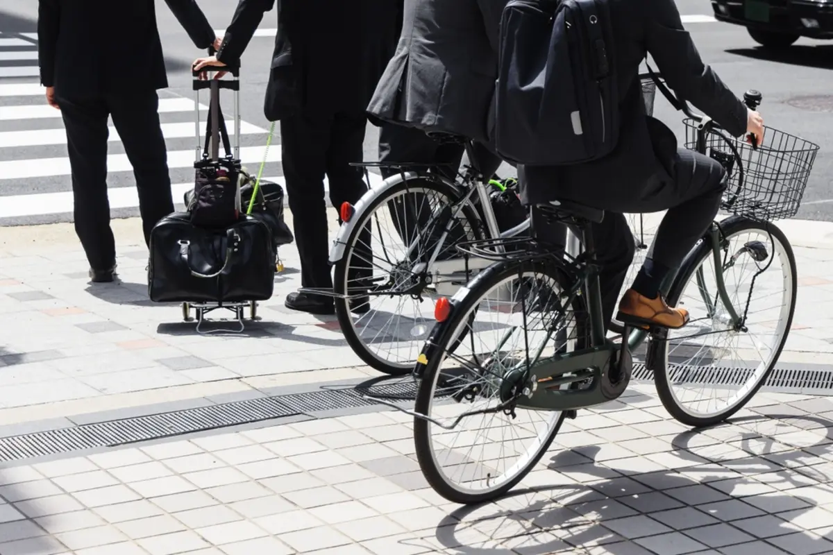 通勤中、自転車で「左側通行」を守らず右側を走ったら注意されました。「逆走」扱いと認識されて、反則金の対象になるのでしょうか？