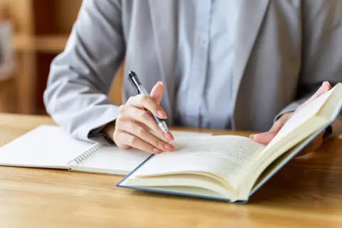 「遺族年金には税金がかからない」と聞きました。それなら、確定申告や扶養の計算には入れなくていいのでしょうか？