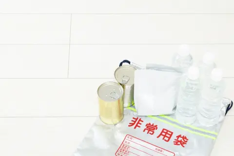 私の住んでいる地域では、自治会費を払っていない住民にも「防災備蓄品」を配るそうです。水や食料は会費で購入していますが、不公平ではないのでしょうか？