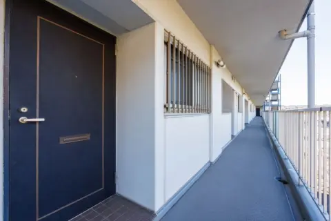 介護のために「父名義」の公営住宅で同居していましたが、先週父が亡くなりました。このまま家賃を払い続ければ、私1人でも住み続けられるのでしょうか？