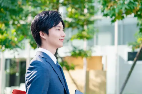 夫は毎日「20分」歩いて最寄り駅よりも会社に近い“1つとなりの駅”で通勤定期を購入しています。通勤手当をもらっているそうですが、問題ないのでしょうか？