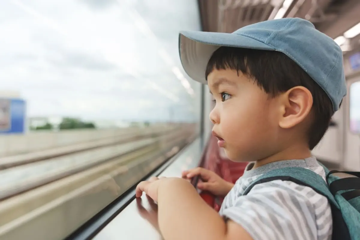 5歳の子どもと“新幹線”で「東京→大阪」へ！ でも「0～5歳は無料」と思ってたら、確認不足で“デッキに立ちっぱなし”に!?「こども運賃払えばよかった…」指定席の注意点とは