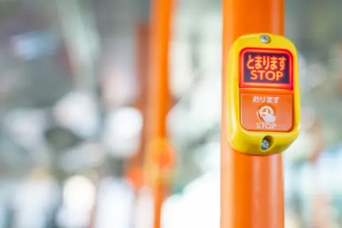 観光地バスを降りる直前で両替したところ、運転手さんに嫌な顔をされました。キャッシュレス対応してないとは知らず…。外観で“現金払いのみ”かどうかを見分ける方法はあるのでしょうか？