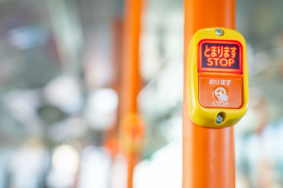 観光地バスを降りる直前で両替したところ、運転手さんに嫌な顔をされました。キャッシュレス対応してないとは知らず…。外観で“現金払いのみ”かどうかを見分ける方法はあるのでしょうか？