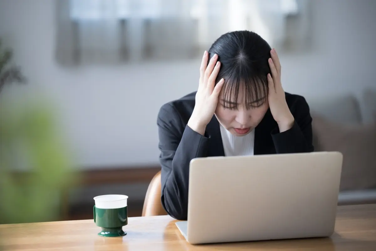 認知症の母を自宅で介護していますが、毎日へとへとです。できれば親を施設にお任せしたいのですが、年金「月8万円」では施設は無理でしょうか？私が「介護離職」する道しかないのでしょうか？