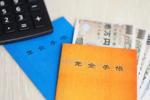 67歳の夫は再雇用で月収「18万円」。すでに年金を受け取っているのに、給与から厚生年金保険料が引かれていて驚きました…。このまま払い続けるメリットはあるのでしょうか？
