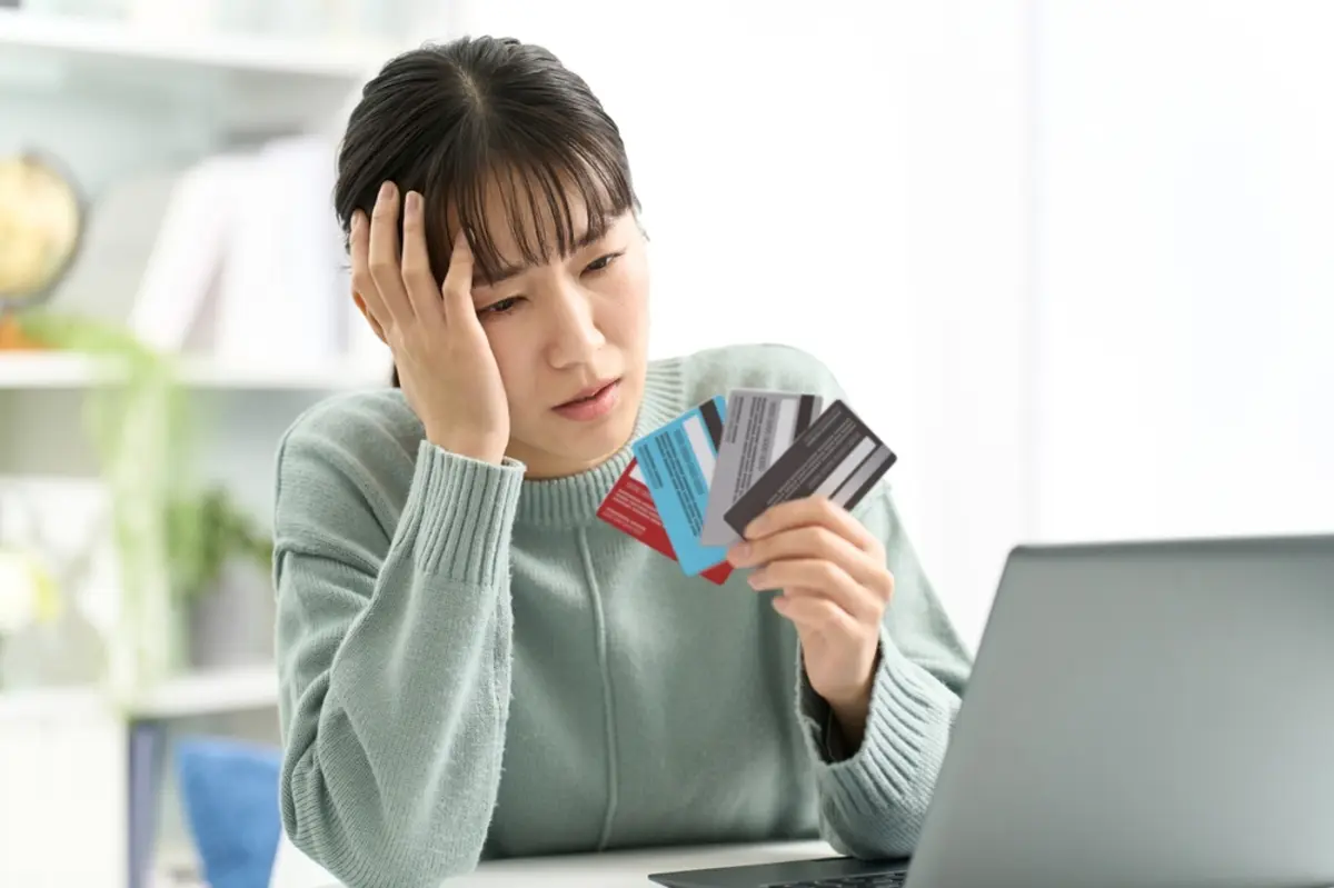 父の死後、クレカに「毎月3000円」の引き落としが！ 携帯会社で“スマホ解約済み”なのに、なぜ請求が続くのですか？「カードを止めるだけ」では不十分!? 注意すべきポイントを確認