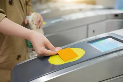 友人は「通勤定期券」で駅をめぐり“改札内だけ”で、食事や買い物をしているそうです。「不正乗車じゃなく範囲内」とのことですが、本当に“追加運賃なし”で問題ないでしょうか？