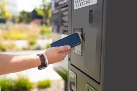 コインパーキングで“PayPay決済”をしたところ、スマホには「決済完了」と表示されたのに精算機に反映されず、結局現金で支払うことに…。二重払い分はあとから自動で返金されるのでしょうか？