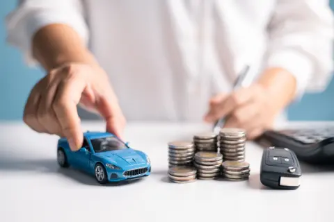 10年乗った愛車の車検代が18万円と言われました。これを機に買い替えたほうがいい気もするのですが、どちらがお得なのでしょうか？