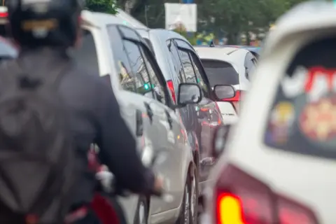 渋滞中「バイクのエンジン」を切って“歩道走行”したら、車に「危ないでしょ！」と怒られビックリ！ SNSでは「歩行者扱いなの知らないの？」の声も…実際「コンビニワープはNG」だけど問題ない？
