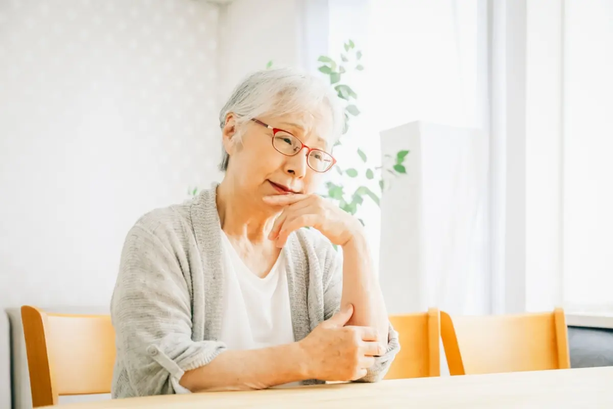 遺族厚生年金をもらいながら、自分の老齢厚生年金をもらう年齢（65歳）になりました。両方とも全額もらえると思っていたのに、遺族厚生年金が減るって損じゃないですか？