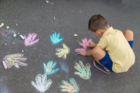 子どもが家の前の道路にチョークで落書きをしたら、隣人から「器物損壊で罰金になる」と言われました。本当に処罰される可能性はあるのでしょうか？