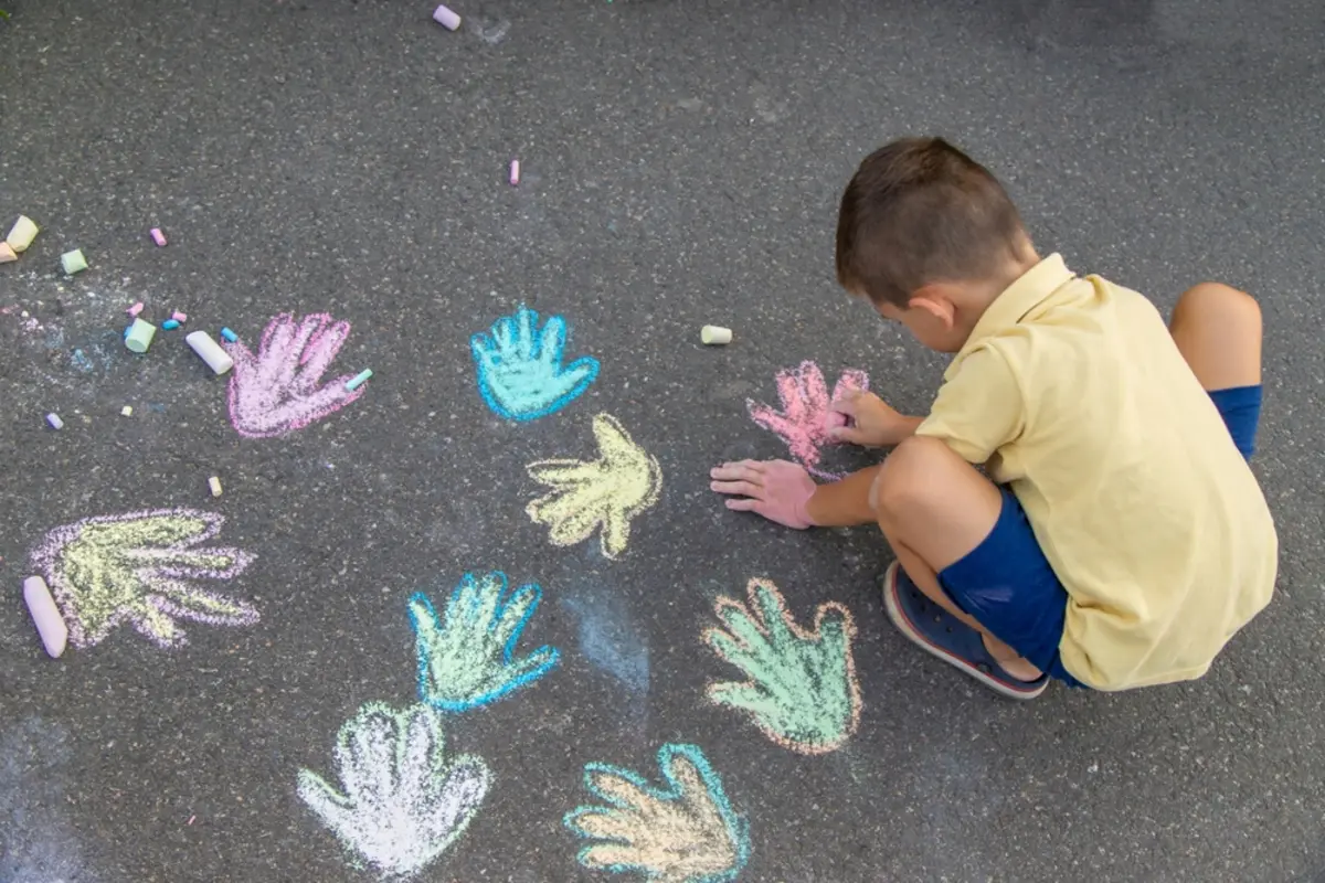 子どもが家の前の道路にチョークで落書きをしたら、隣人から「器物損壊で罰金になる」と言われました。本当に処罰される可能性はあるのでしょうか？