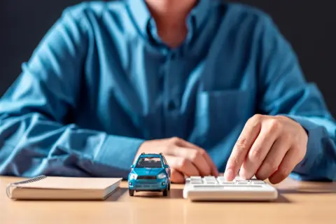 車検の見積もりに「バッテリー交換2万8000円」が入っていました。ネットで買えば1万円ほどですが、車検時に交換するのは割高なのでしょうか？