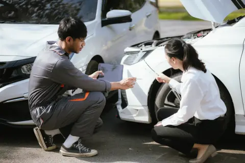 旅行先で借りたレンタカーに小さな傷が見つかり、修理代「15万円」を請求されました。いくら何でも高すぎませんか？相場や請求の妥当性と対処法を知りたいです。