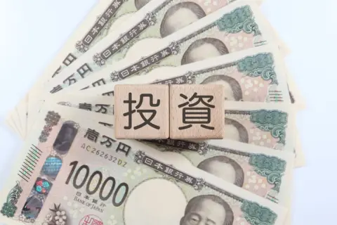 父は「退職金1000万円」を“NISAで運用希望”ですが、母は「定期預金でも年利1.3％ある」と反対…「投資は怖い」そうですが、老後資金で投資はリスクですか？ 20年後の資産額を比較