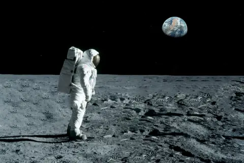 「月の土地」が数千円で買えると聞きました。本当に自分の土地になるのでしょうか？