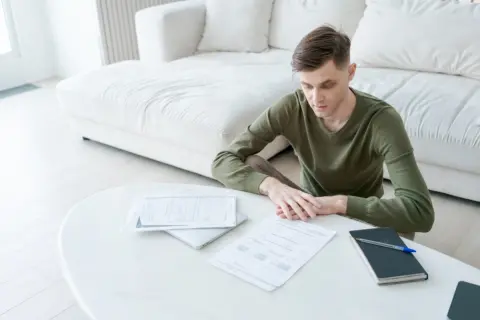 「収入がないから払えない」と国民年金を無視し続けたフリーターの息子。ついに日本年金機構から警告が届き、「本人の口座」だけでなく“親の財産まで差し押さえる”って本当ですか!? 無職でも逃げられない強制徴収の恐怖